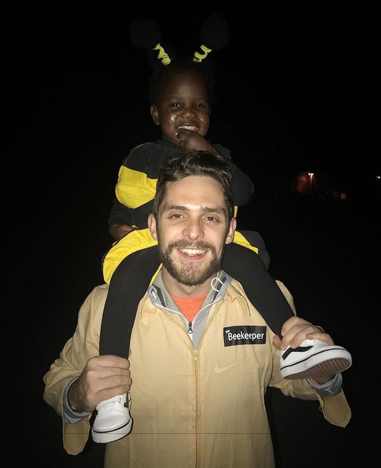 ThomasRhett's tweet photo. Will probably post a few tonight. Willa is just way too cute in her bumble bee outfit 👻 https://t.co/6TDBvvxz97