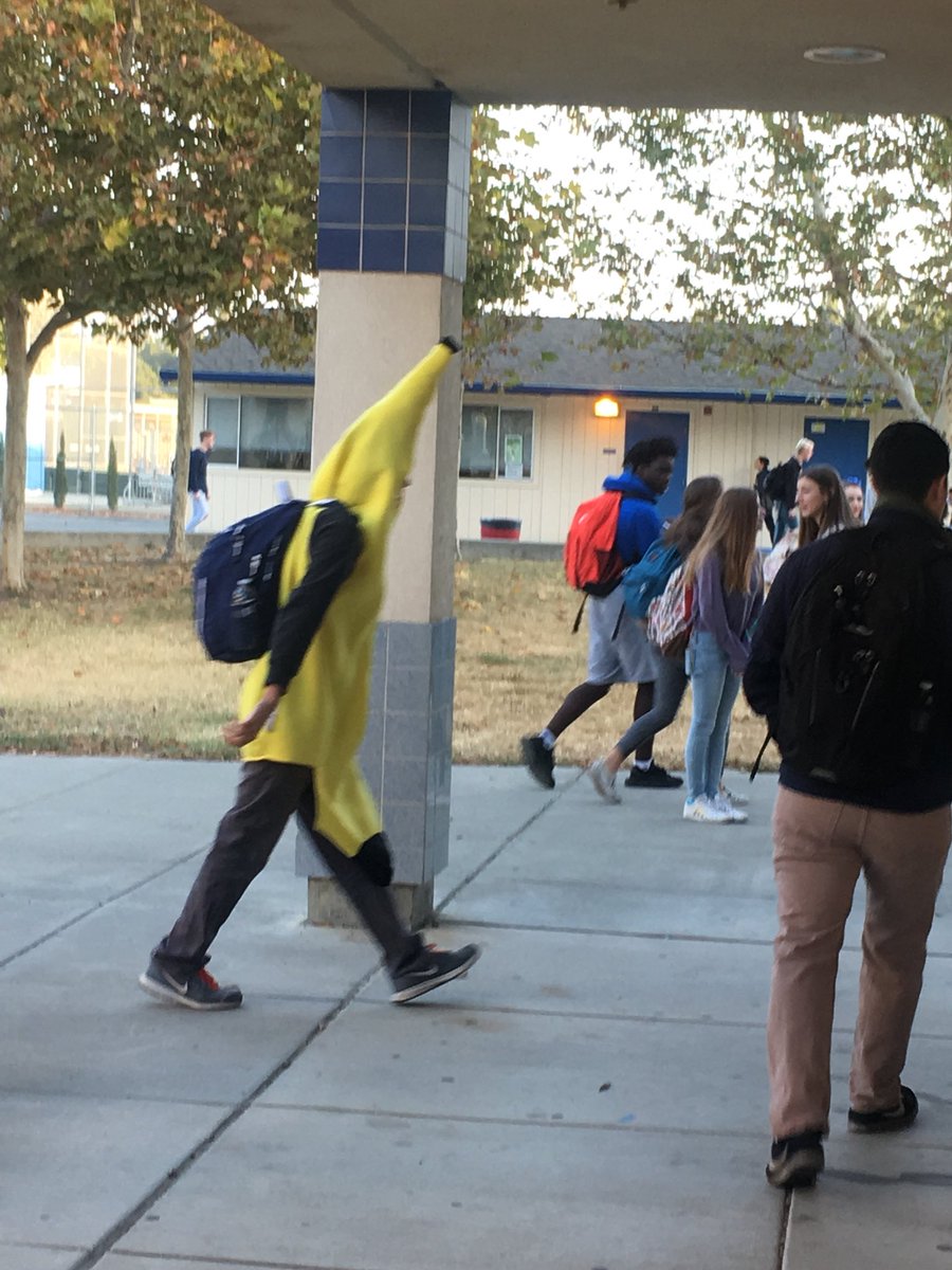 bananasofdavis's tweet photo. he looks so apPEELing😍🍌😫 https://t.co/HhrYhZEWNw