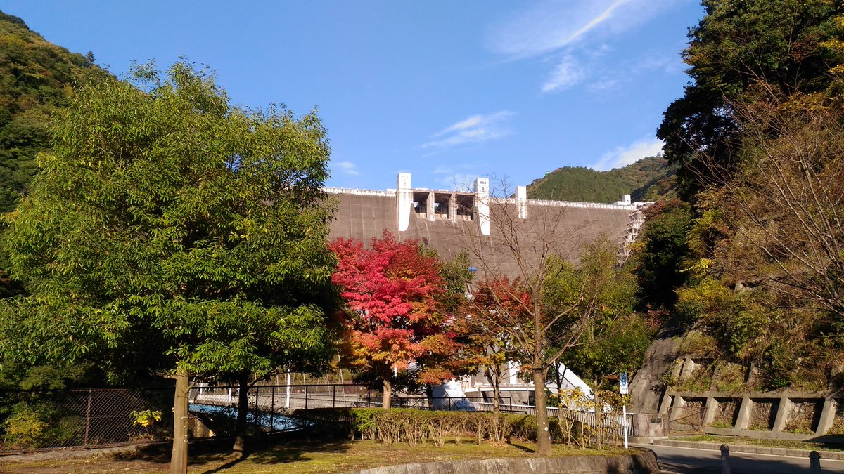 県立あいかわ公園 Pa Twitter 本日は宮ヶ瀬ダムの観光放流 宮ヶ瀬ダムは晴れています 紅葉の中の観光放流をお楽しみください 駐車場はあいかわ公園のご利用をお勧めします T Co N65wavkmpw あいかわ公園 宮ヶ瀬 ダム