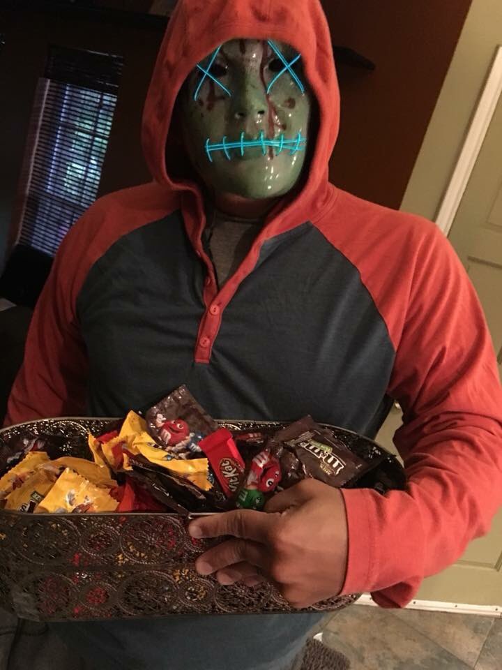 SaulGarzaMedia's tweet photo. Nada. No trick o treaters yet. Sad face behind the mask. #Halloween2017 #MoreCandyForMe #LikeIneedIt https://t.co/J1NMv38e2m