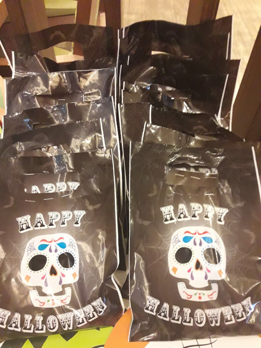 Put on a mask, scare us &amp; grab a bag at PI Brixton <a href="/Vib2015ctc/">Vib</a> @J_K_H_A_N  <a href="/SDEBDD/">simon ewins</a> @JamesRider_PI