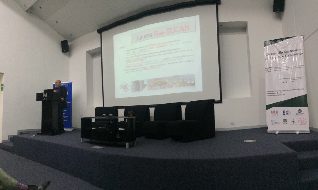 raulpacheco's tweet photo. Dr. Adrian Vázquez ex Director Ejecutivo de @CECweb cierra #RISC2017 con conferencia magistral sobre NAFTA/ambiente https://t.co/Vl7XHcnlZH