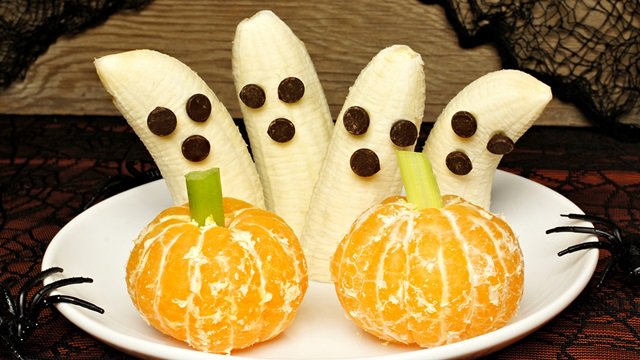 CastlepinesPT's tweet photo. Don't eat all that candy in one sitting, instead check out these healthy Halloween ideas! #HappyHalloween https://t.co/VREOKnAc2y https://t.co/ymvmWcLzNZ