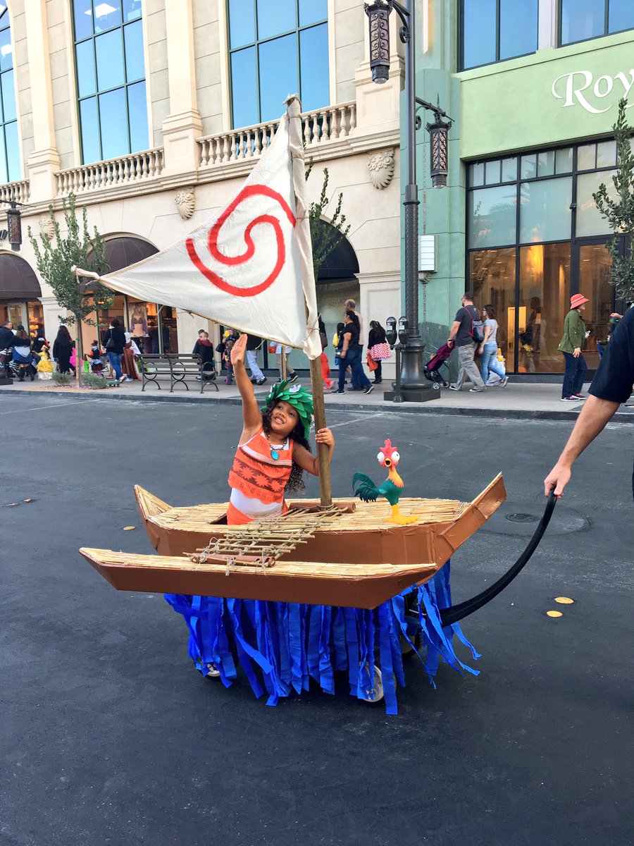 VeronicaQ_TV's tweet photo. Two of the cutest #Moanas I've seen today @ShopTownSquare! Estamos en vivo por @TelemundoLV #HappyHalloween2017 #FelizHalloween https://t.co/lFQSgRVgPt