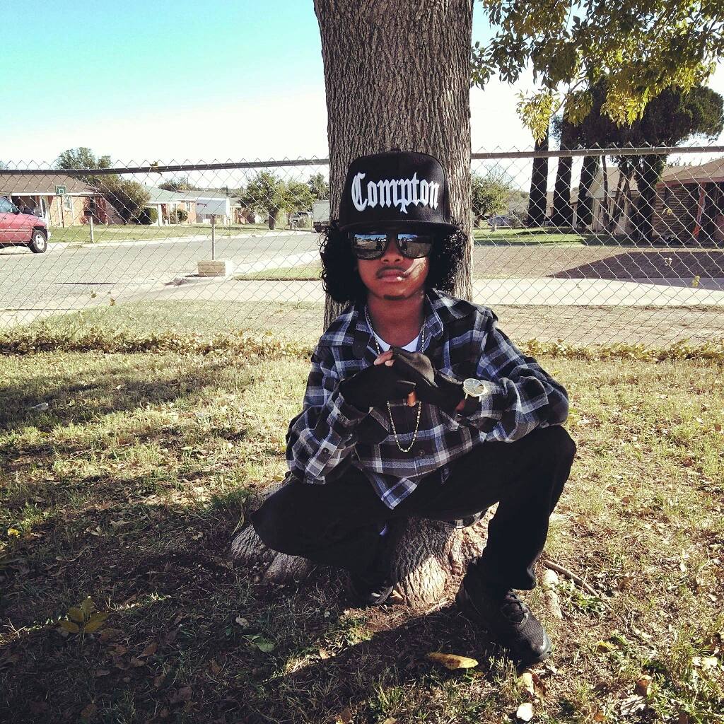 DatDudeJayJay's tweet photo. @drdre @icecube  My nephew decided to channel the spirit of Eazy tonight #Halloween2017 https://t.co/izr5yQh0Ma