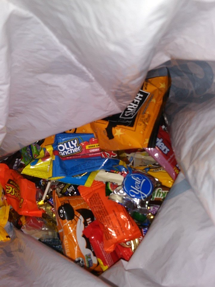 2kDani_'s tweet photo. Got all this candy 😚😹 #Halloween https://t.co/noz3Ffq4Ml