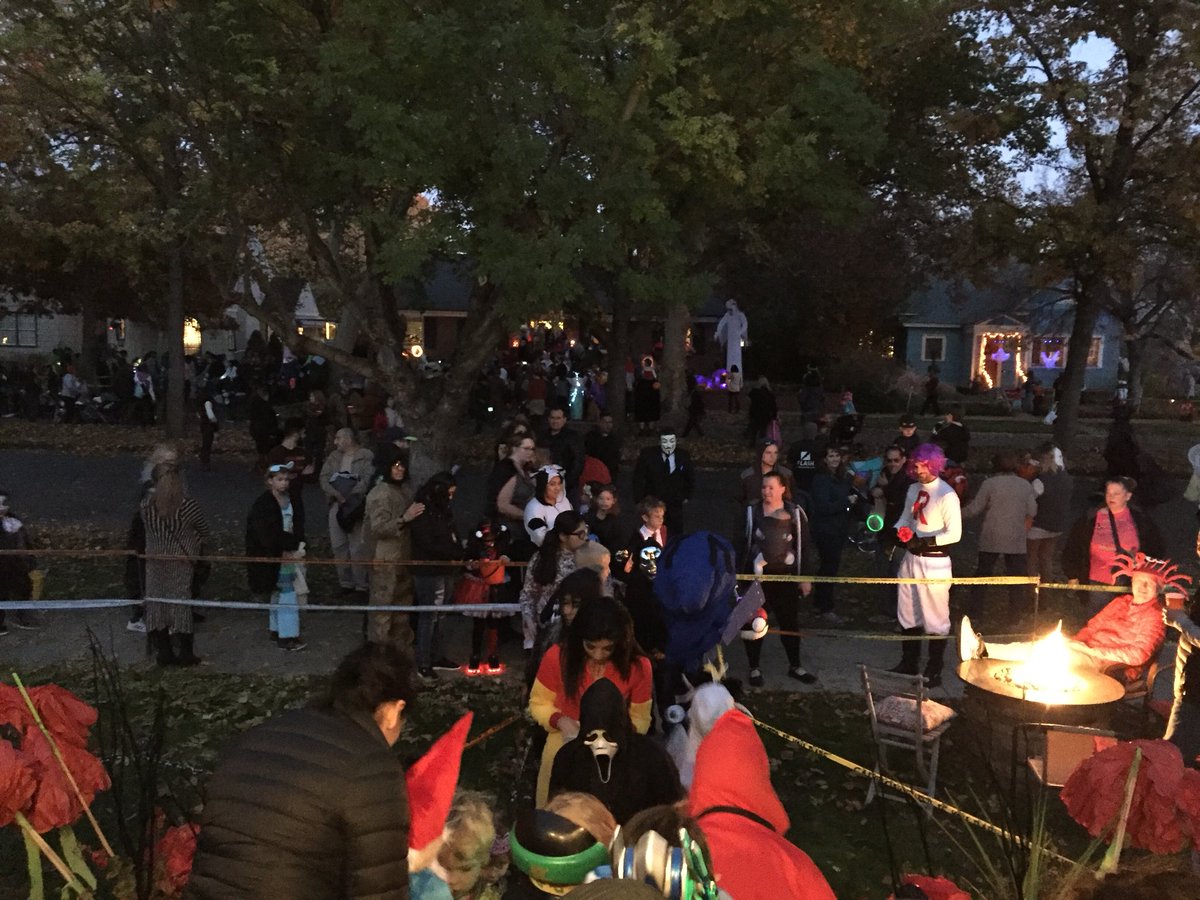 ErikSlack's tweet photo. Crowds are a bit big this year! #HappyHalloween2017 @ThisIsBoise https://t.co/8LdHMsei9S