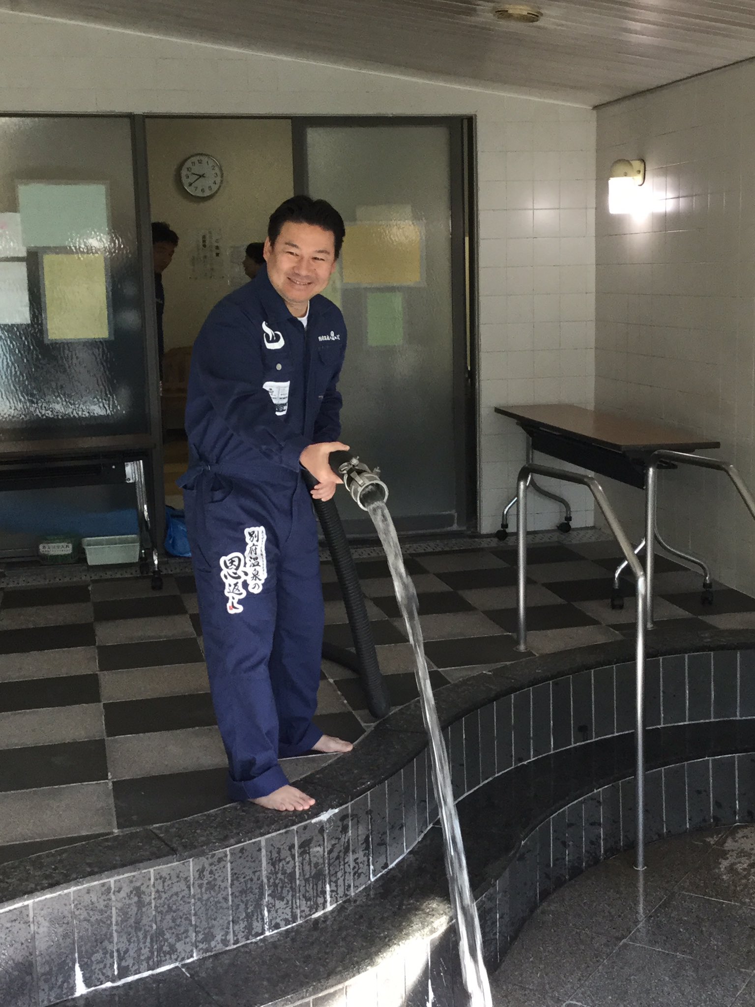 東京都立川市 立川市に別府温泉がやって来ました 柴崎福祉会館に温泉を積んだトラックが到着し 立川市長や立川市議会議長がお出迎えしました 別府市長も駆けつけ お風呂に温泉を注水しました 立川市民の皆さんは午後３時３０分まで温泉を楽しむ
