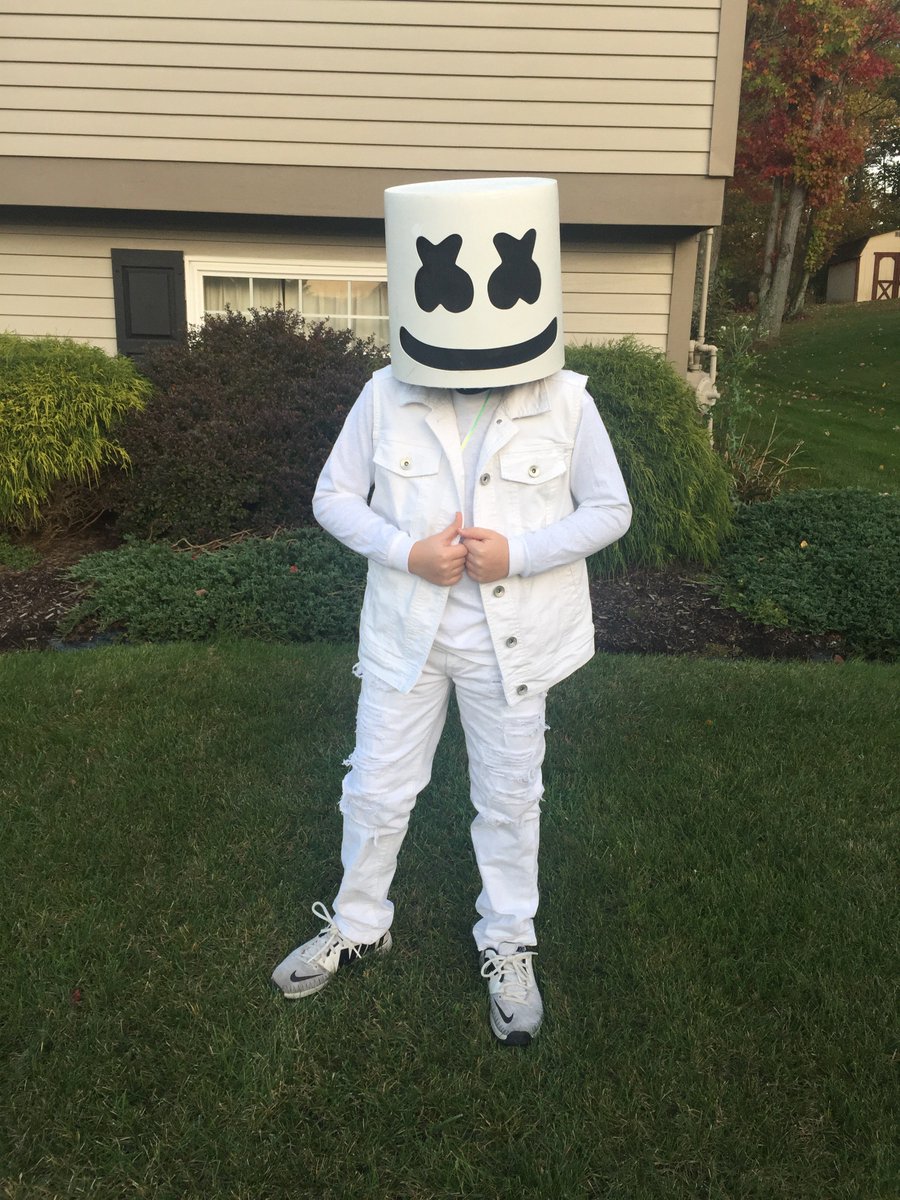 gsdmamaof2's tweet photo. My little guy dressed up as his favorite, DJ Marshmello  @marshmellomusic #Halloween2017 #marshmello https://t.co/6btlnVfW4e