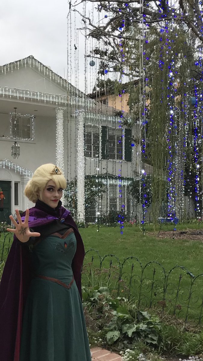 AmazzonKane's tweet photo. Happy Halloween! #elsa #frozen #GameUpped https://t.co/2Yrv7asdVN