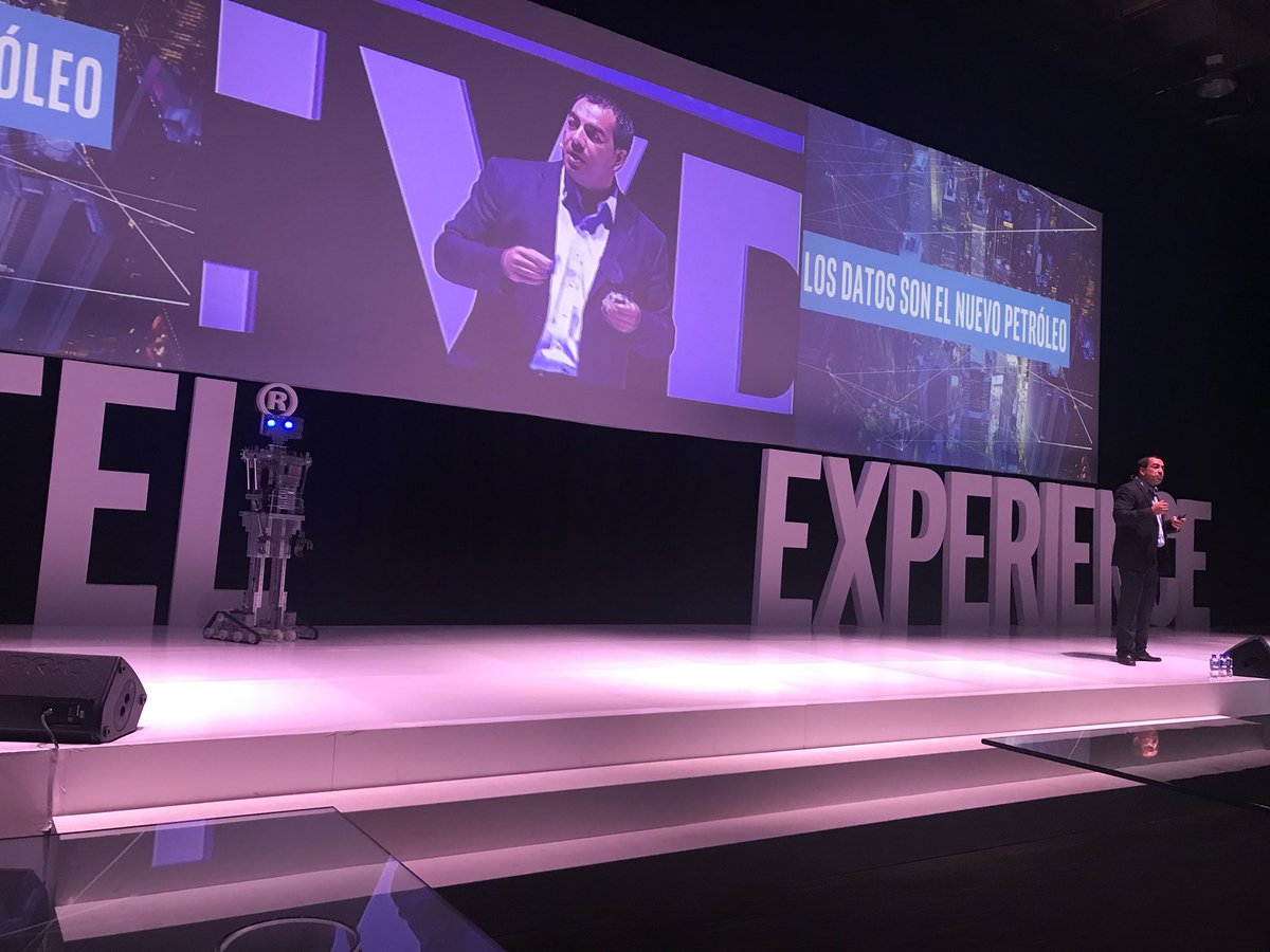 IwakuraRasso's tweet photo. En el 2020 las fábricas consumirán 1 Petabyte de datos al día. #IntelExperienceDay #IntelMX #WeKnowTheFuture https://t.co/kKXS1Ysm8y