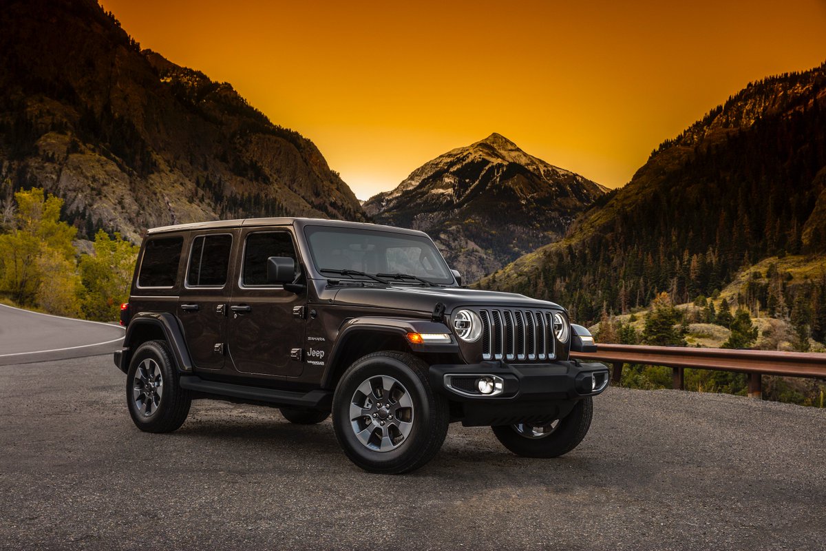 Jeep's tweet photo. Here’s a little Halloween eye candy. The All-New 2018 Jeep Wrangler. Coming soon. https://t.co/aQMQCsb4mz