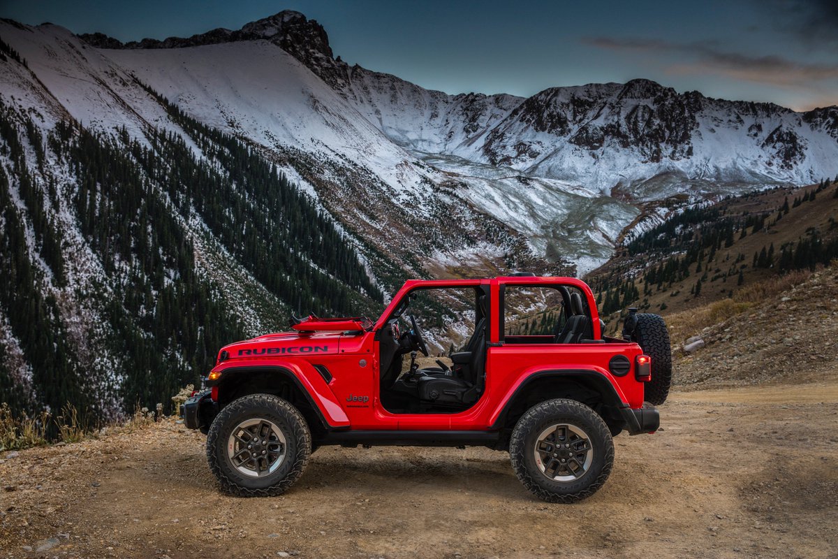 Jeep's tweet photo. Here’s a little Halloween eye candy. The All-New 2018 Jeep Wrangler. Coming soon. https://t.co/aQMQCsb4mz