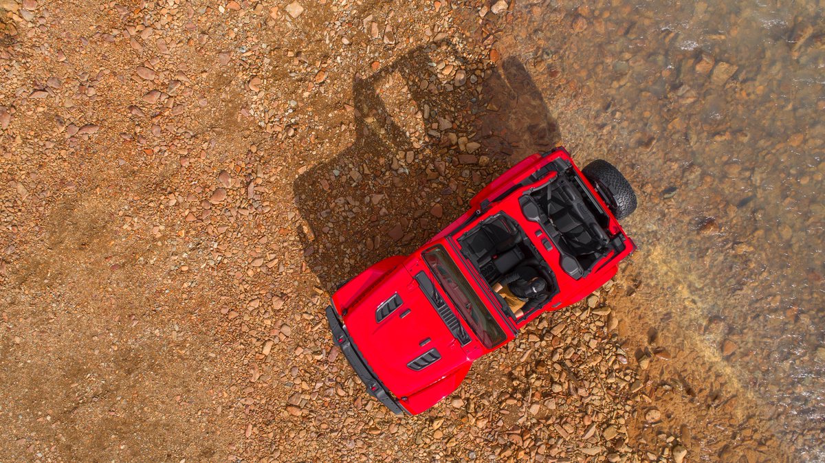 Jeep's tweet photo. Here’s a little Halloween eye candy. The All-New 2018 Jeep Wrangler. Coming soon. https://t.co/aQMQCsb4mz