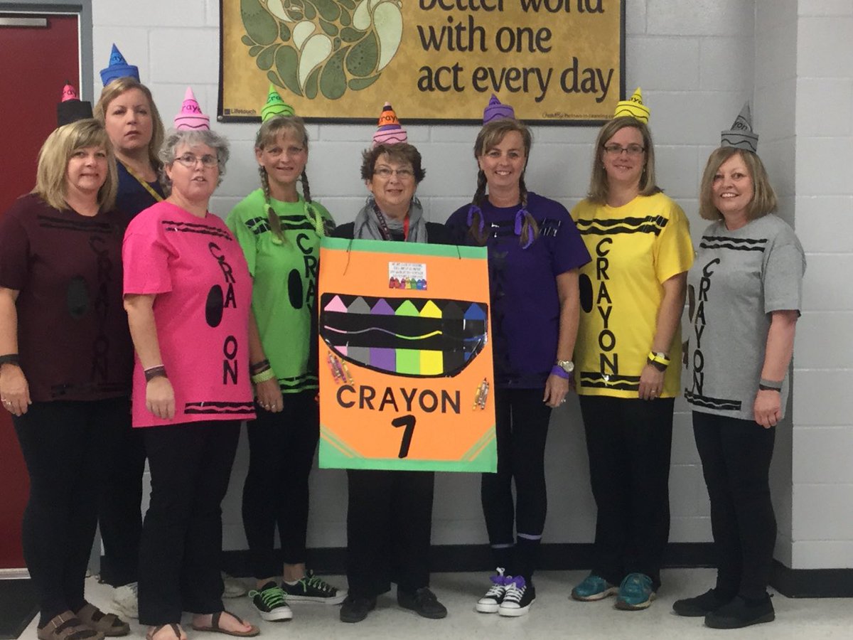 walzad's tweet photo. These caring ladies sure brighten our school.  #wzcommunity https://t.co/GvVpe7q8P5