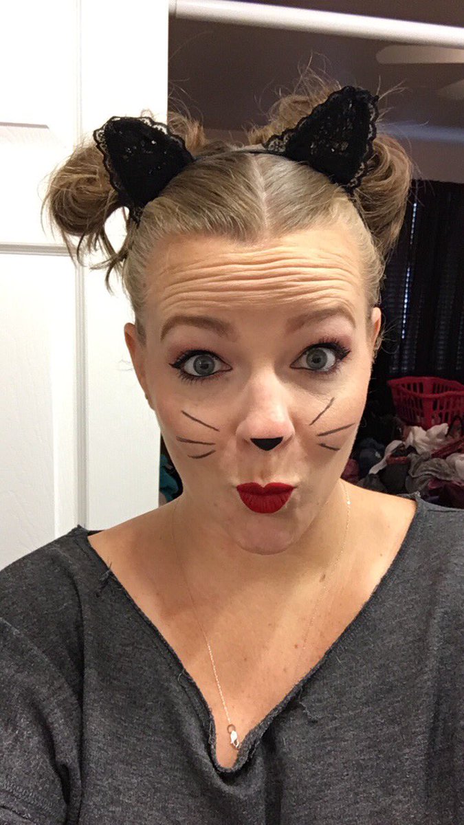 lilpinkstrs's tweet photo. Did a simple cat look with #catspajamas so obsessed with this palette 😍 @Laura88Lee @lauraleeelay #HappyHalloween2017 https://t.co/5PPfmZszUM