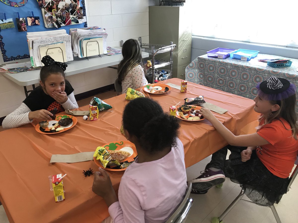 StormFrith's tweet photo. Lots of fun at our art club party 🎃🎨@RFESTigers https://t.co/oYoJjLY0Qo