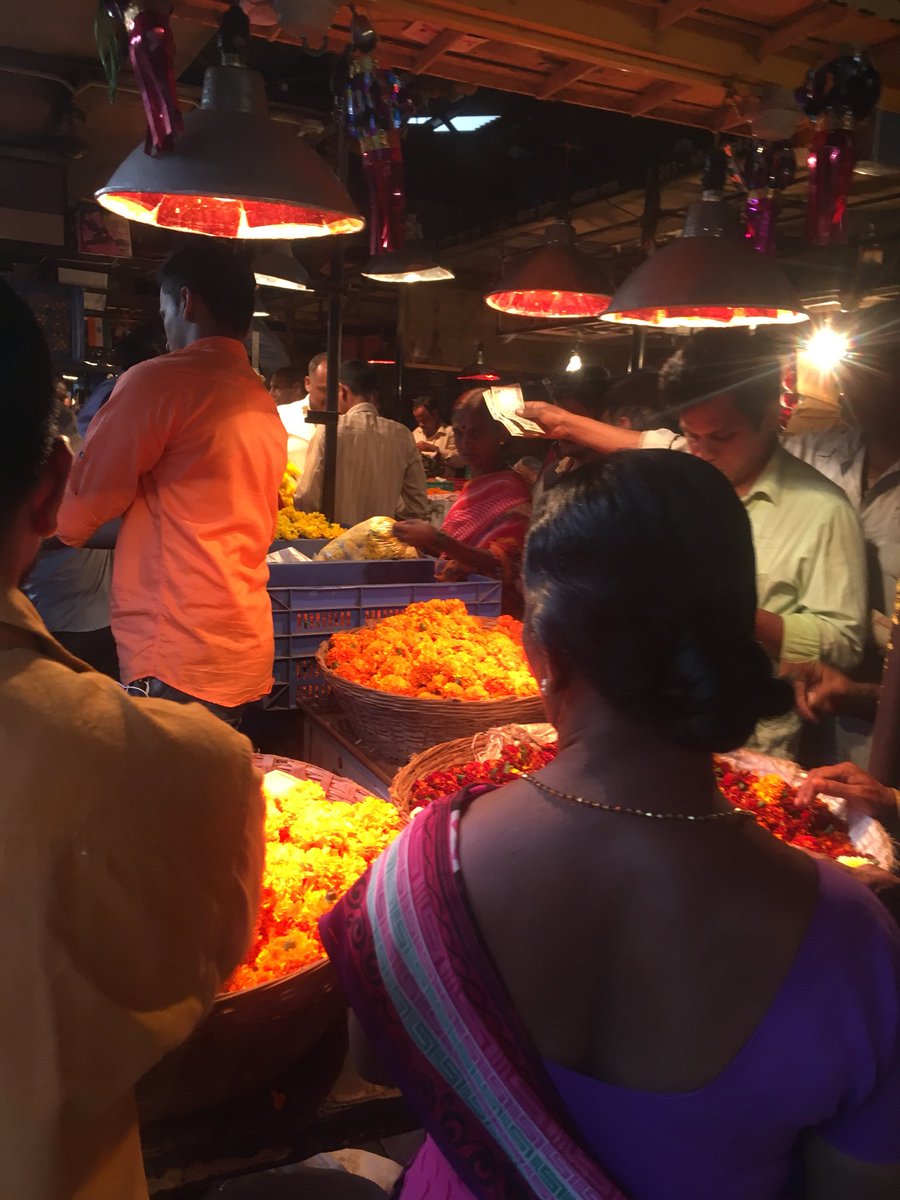 amelie_andreas's tweet photo. The market starts at 3:30am so middlemen can get flowers to temples (where the prices are highest) in time for the morning prayer #tgsgives https://t.co/Prh9zGbblI