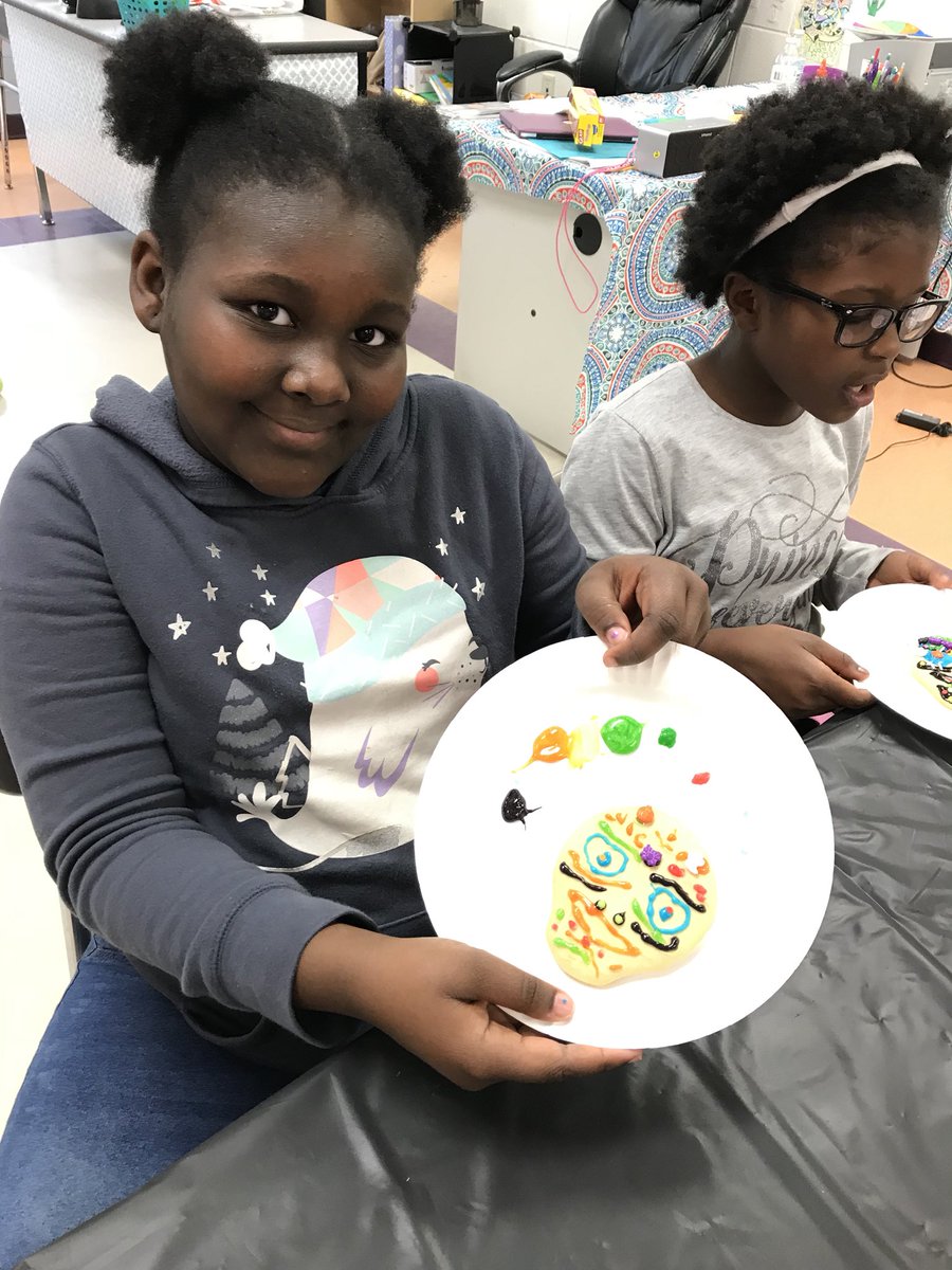 StormFrith's tweet photo. Cookie decorating fun in art club @RFESTigers https://t.co/rs8wLU7EoW