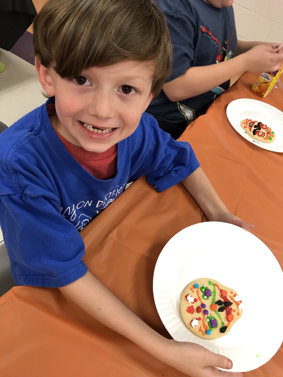 StormFrith's tweet photo. Cookie decorating fun in art club @RFESTigers https://t.co/rs8wLU7EoW