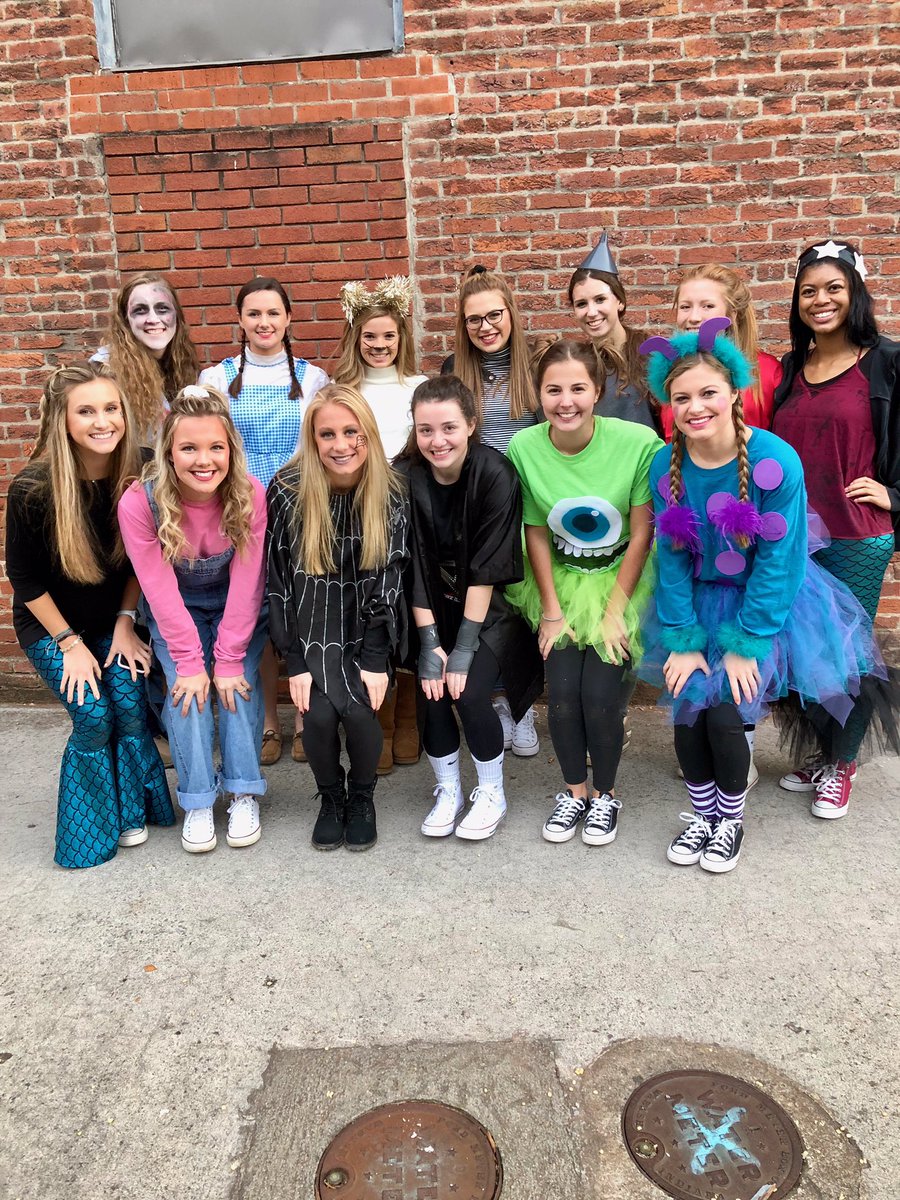 sub_deb1's tweet photo. We had such a great time helping Southern Exposure pass out candy to all the kids downtown!💓🕸 https://t.co/rzEGJas4dz