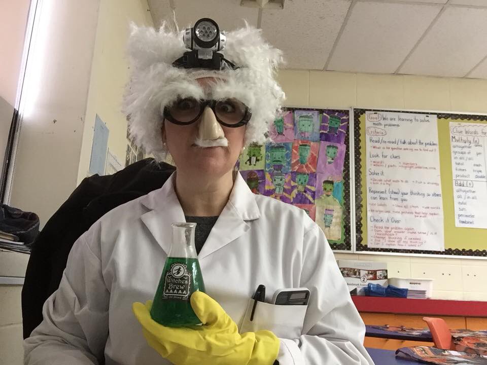 GoldenGrade6's tweet photo. Spooky things happening in the Grade 6 "science lab" today!  #HappyHalloween @DSBONE1 https://t.co/BFgUFapEz4