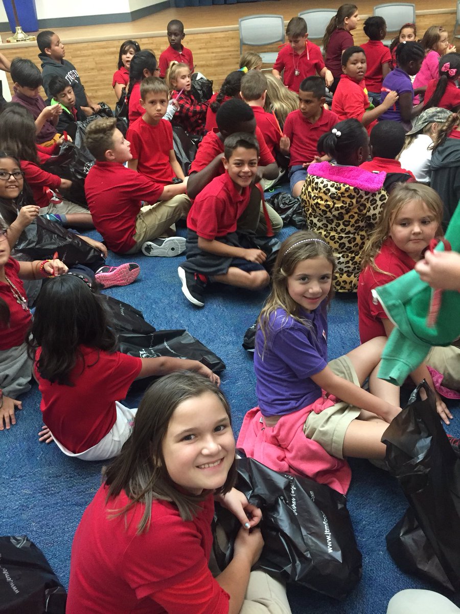 thebeachyteachy's tweet photo. Making safe choices & staying healthy are important! Thankful that 3rd Grade participates in events like this. #redwalk #redribbonweek2017 https://t.co/wvsKBDtqkg