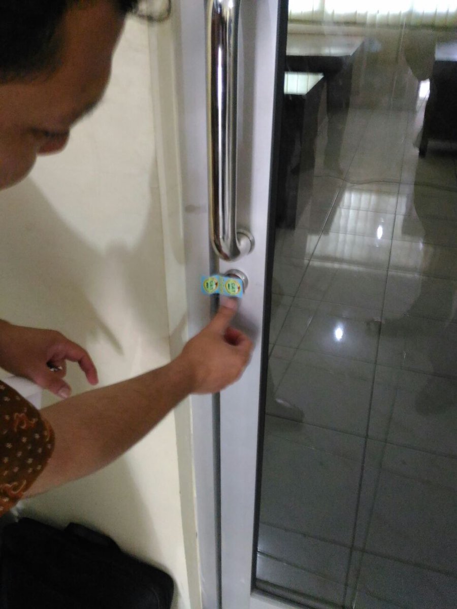 cat_bkn's tweet photo. CAT BKN ... segel ruangan https://t.co/FeTrf2PBrw