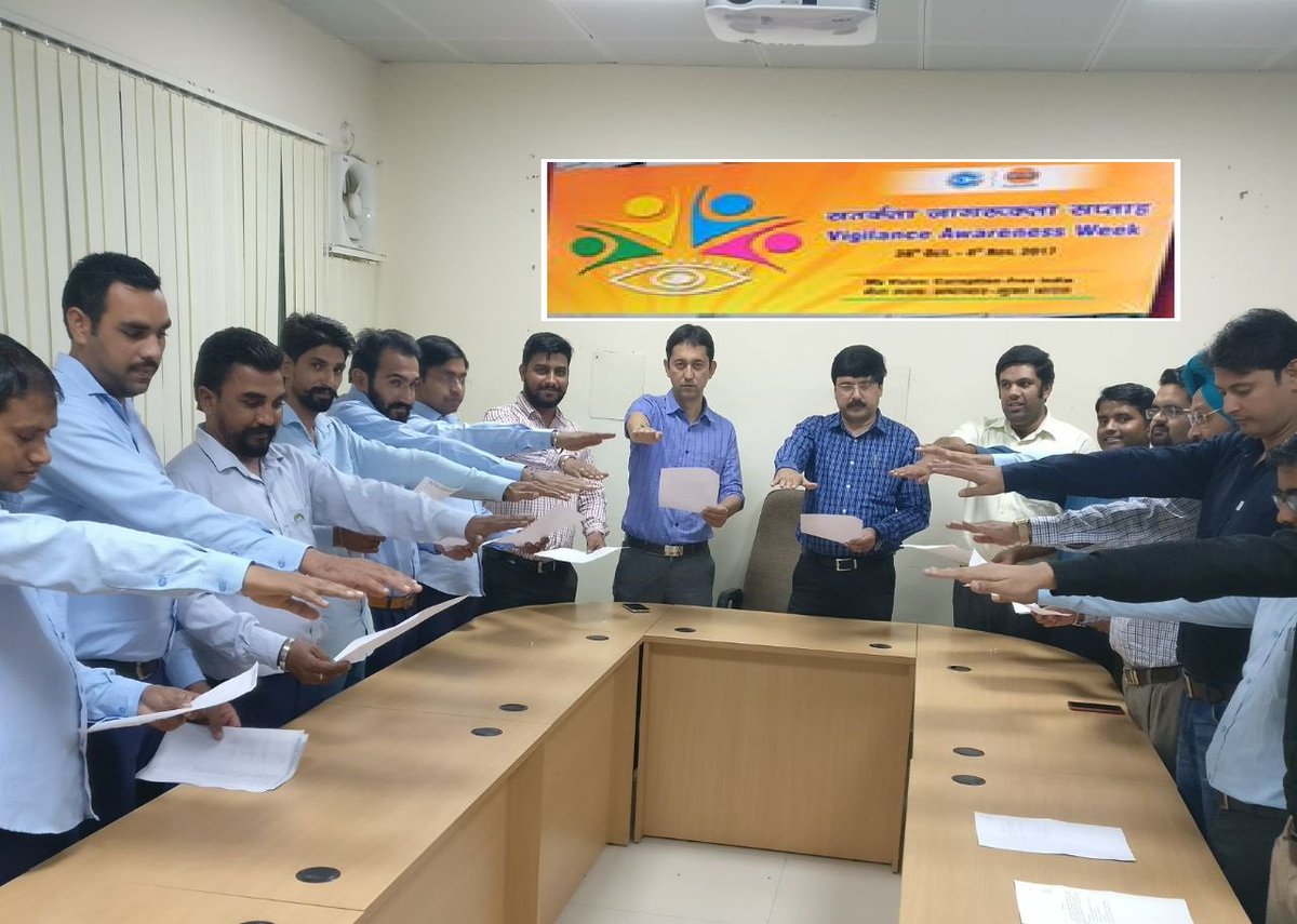 NRVigilance_IOC's tweet photo. The worst thing about Corruption is that Everyone pays! Corruption robs us all.Our Bhatinda employees pledging to fight corruption.#VAW-2017 https://t.co/9RWiOLO6FS