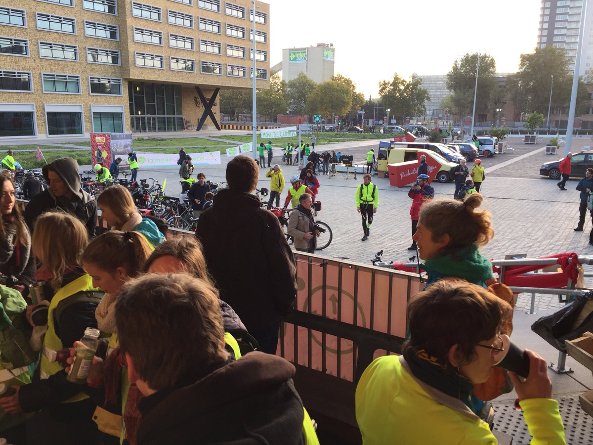 charlielepaige's tweet photo. On se prépare pour partir 💪🚴#MoveTheClimate #TimesUpRiseUp @Climate_Express https://t.co/dVNj1mDtk5