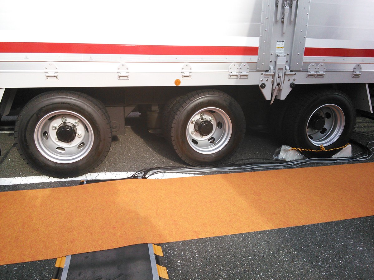 Tenhou Set Ar Twitter 続いて東京モーターショーの特装車ブースに来ました こちらはセンターアクスル式フルトレーラ のメーカー 浜名ワークスさんの ダブル連結トラック ですが 長い 連結全長23m しかも裏へまわってよく見ると このトレーラ 何と3軸もあります Tenhou Set Ar Twitter 続いて東京モーターショーの特装車ブースに来ました こちらはセンターアクスル式フルトレーラ のメーカー 浜名ワークスさんの ダブル連結トラック ですが 長い 連結全長23m しかも裏へまわってよく見ると このトレーラ 何と3軸もあります