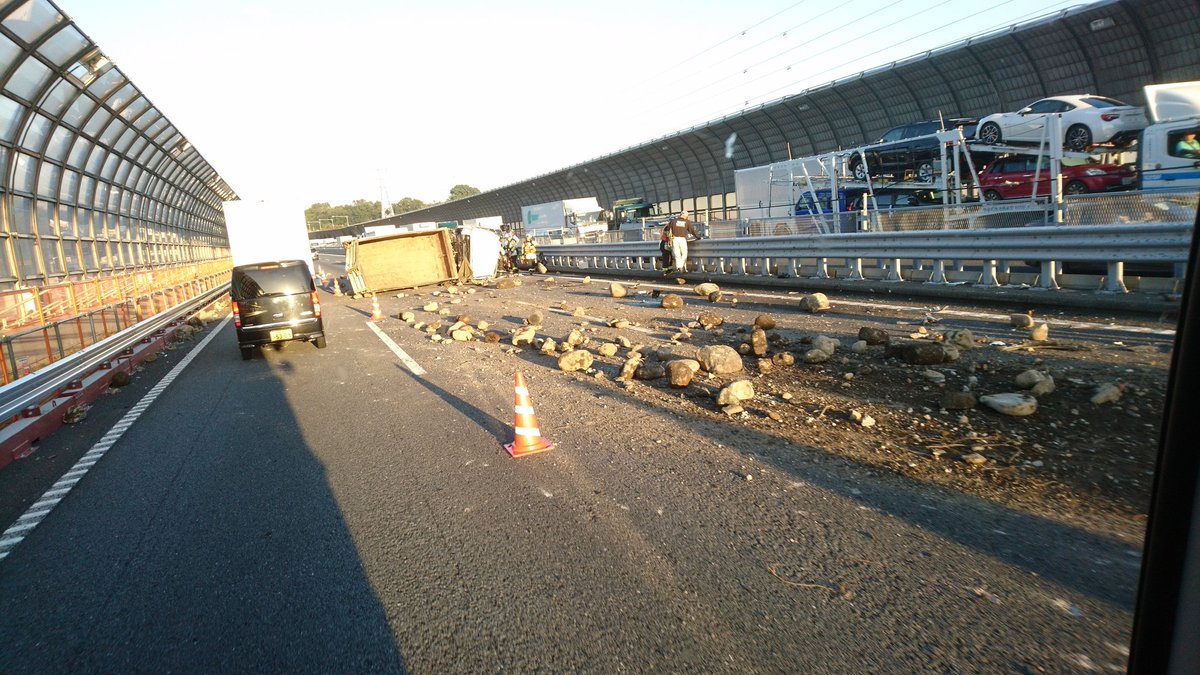 東名高速横転事故
