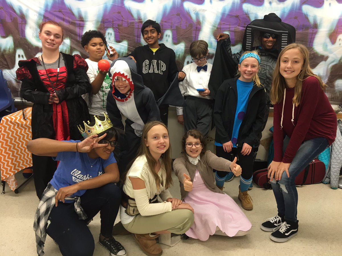 MrsFullerBMS's tweet photo. Happy Halloween @BradyMiddle 🎃! https://t.co/jVXRKB9k3v