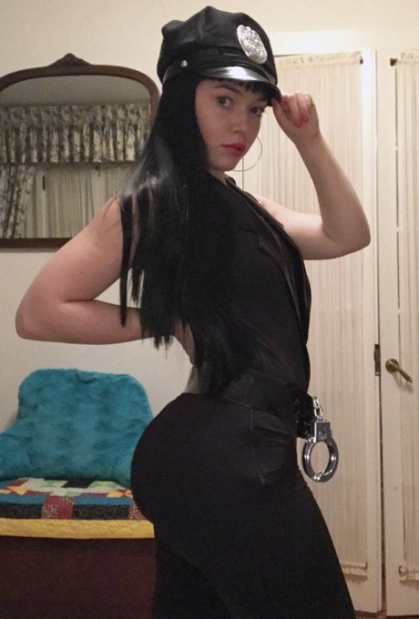 MRS OFFICER ....All she wants me to do is fuck the police 👻😂 https://t.co/Yskondrod8<a href="/tag/tbt"class="tags"><span>#tbt</span></a>