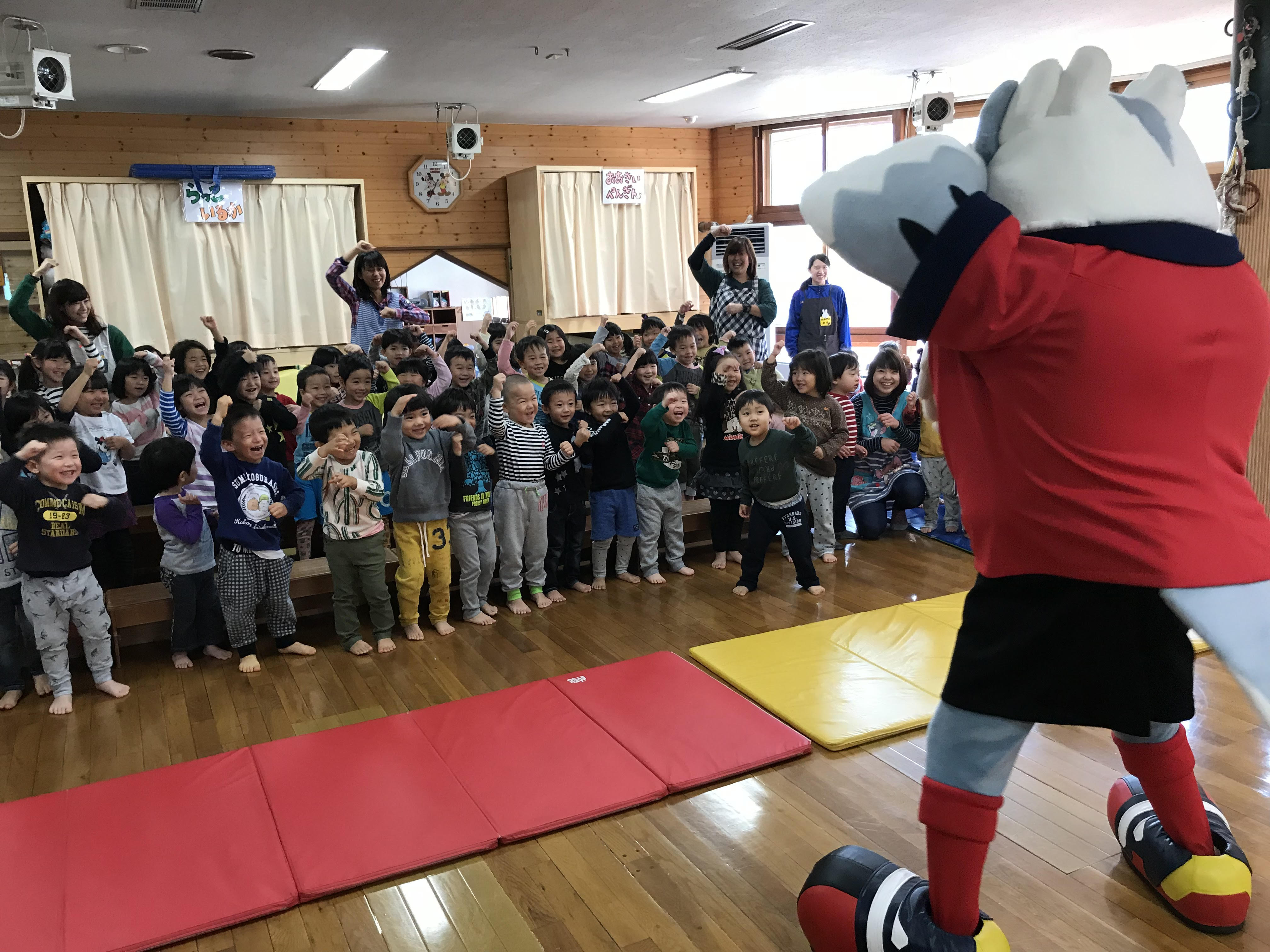 تويتر ドーレくん على تويتر 昨日は まこと保育所 を訪問したよ Xクイズや バナナの体操をしてみんなと盛り上がったんだ 初めて訪問した保育所なんだけど みんなで僕のイラストの塗り絵をして待っててくれたんだって また遊ぼうね Consadole ドーレ
