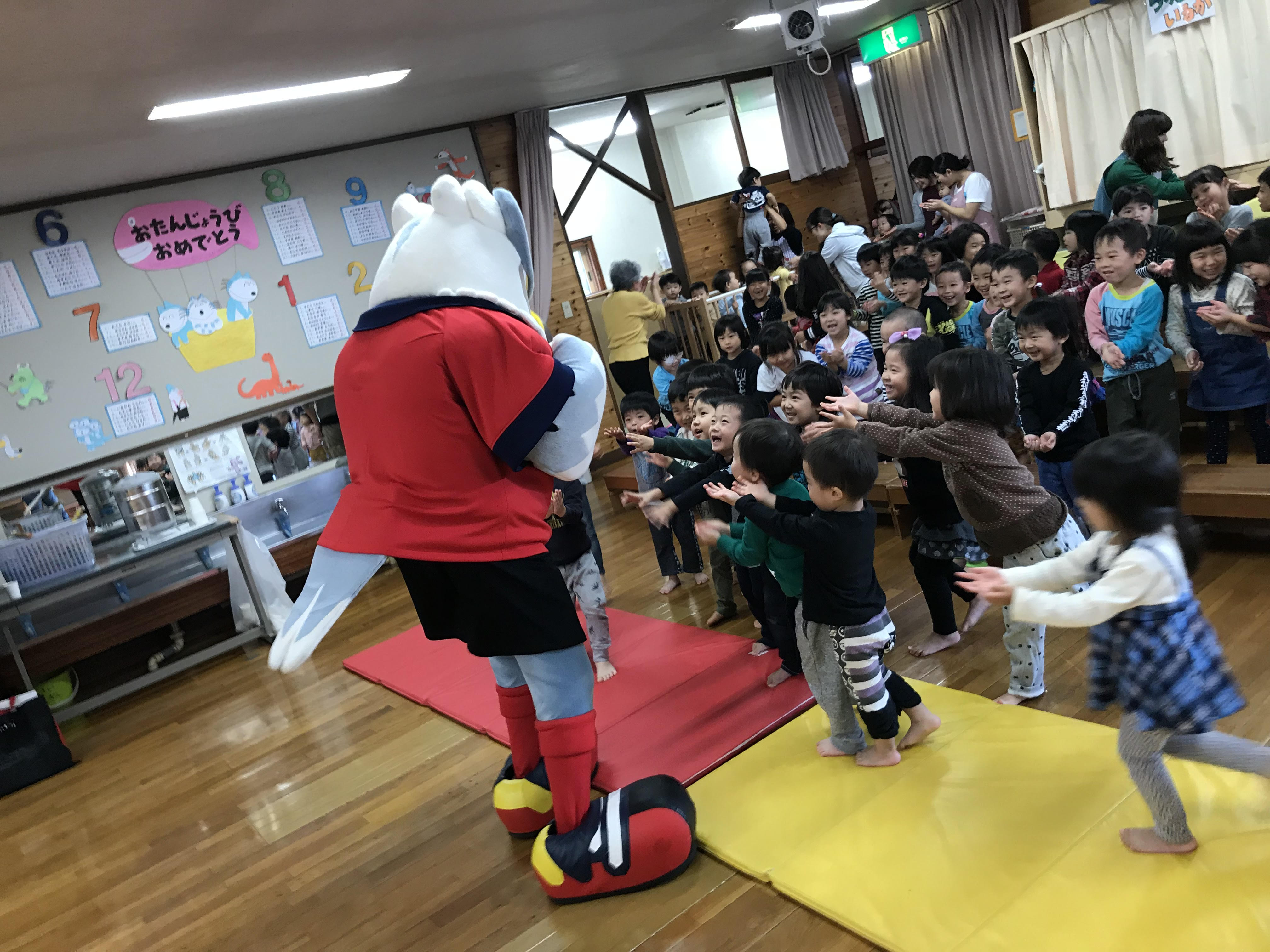 ドーレくん 昨日は まこと保育所を訪問したよ Xクイズや バナナの体操をしてみんなと盛り上がったんだ 初めて訪問した 保育所なんだけど みんなで僕のイラストの塗り絵をして待っててくれたんだって また遊ぼうね Consadole ドーレくん