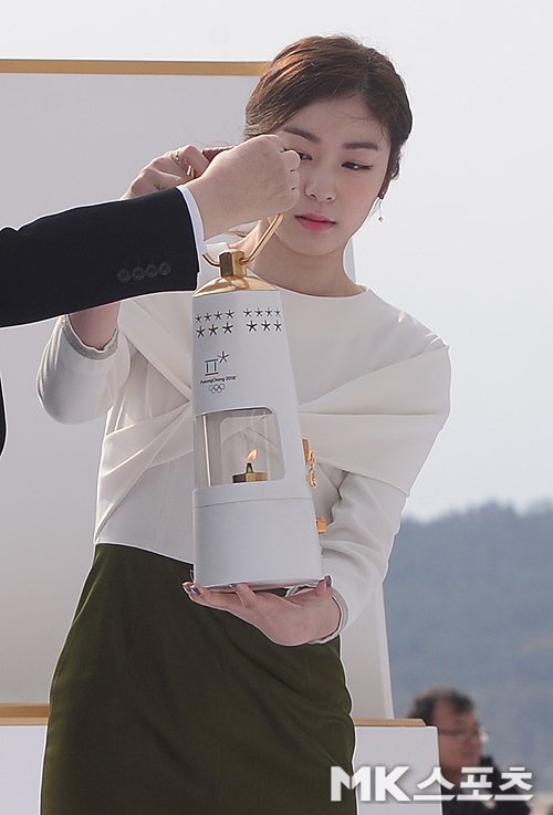 김연아 ＇성화램프 조심조심＇ [MK포토] v.media.daum.net/v/201711011139…