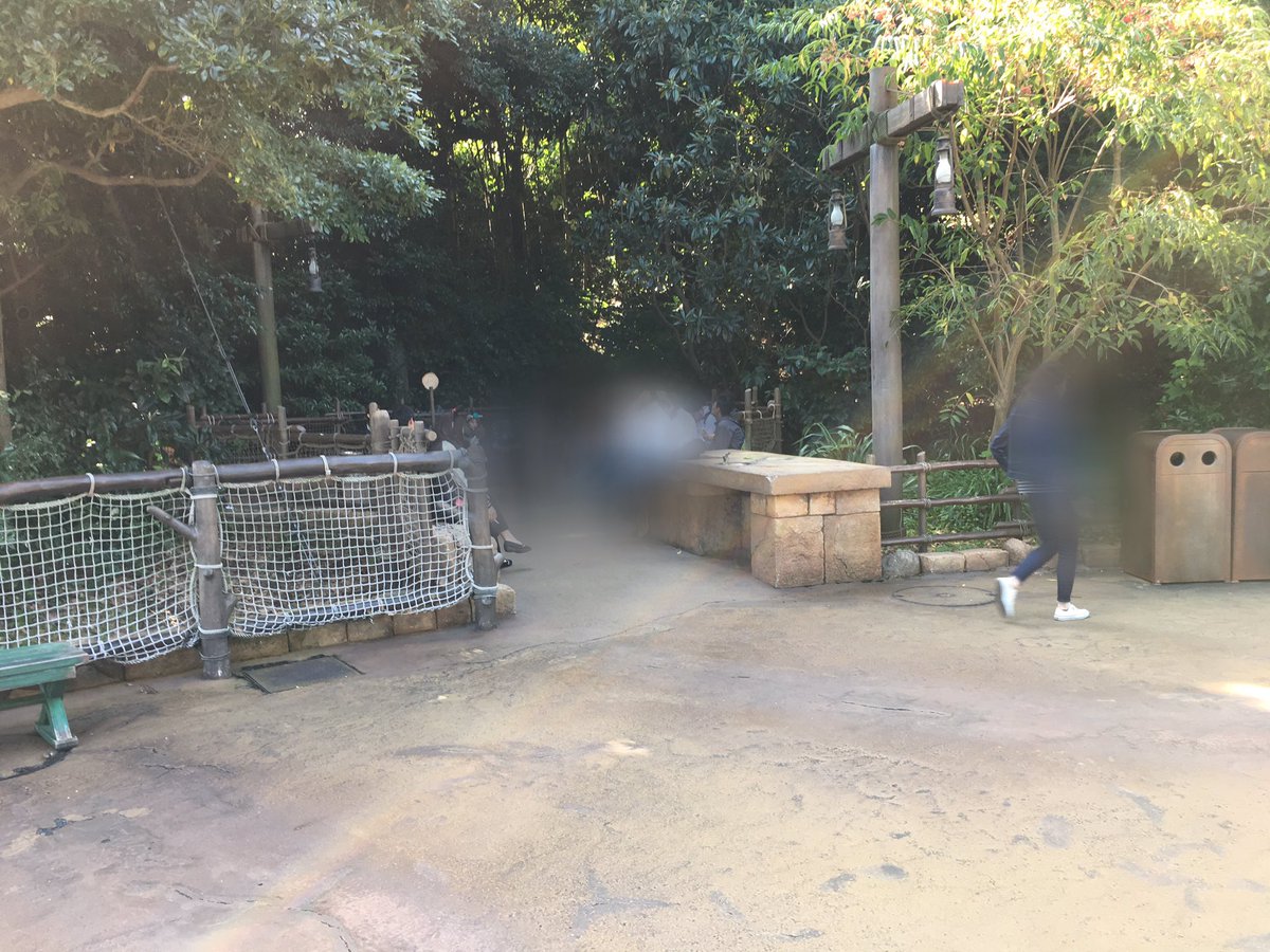 O Xrhsths さめさん ディズニー垢 Sto Twitter 4 ロストリバーデルタ ポートディスカバリーから一番近い橋を渡った少し奥にある 喫煙所 ここも人気アトラクションがあるためなのか 人は多く感じた 屋外喫煙所 ベンチあり ディズニーシー喫煙所巡り