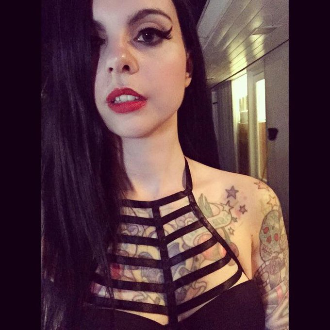 Happy Halloween ! 💋⚰️🦇#Liveme Pandiesuicide https://t.co/ZyKnC4jeRk https://t.co/MU4lsk7GW9<a href="/tag/liveme"class="tags">#Liveme</a>