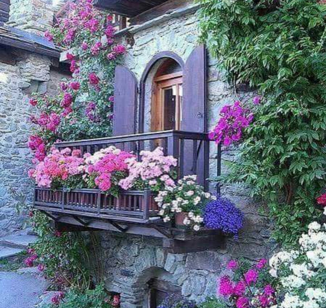 Kalbini yoran, aklını meşgul eden ve seni yıpratan her şeyden; sessizce uzaklaştığınız bir gün olsun...
GÜNAYDIN