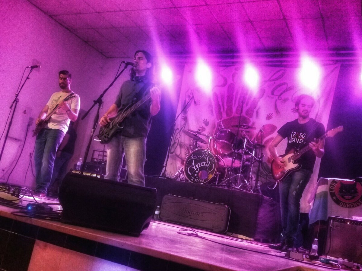 PasoBanda's tweet photo. Menuda noche en #LosCorrales, con #LosSuavones y #APecho; gracias Carmen y #SINFA👏👏👏.
Próxima parada en @SalaTrinchera con @estirpeband 🎸🤘 https://t.co/BiddWKboJC