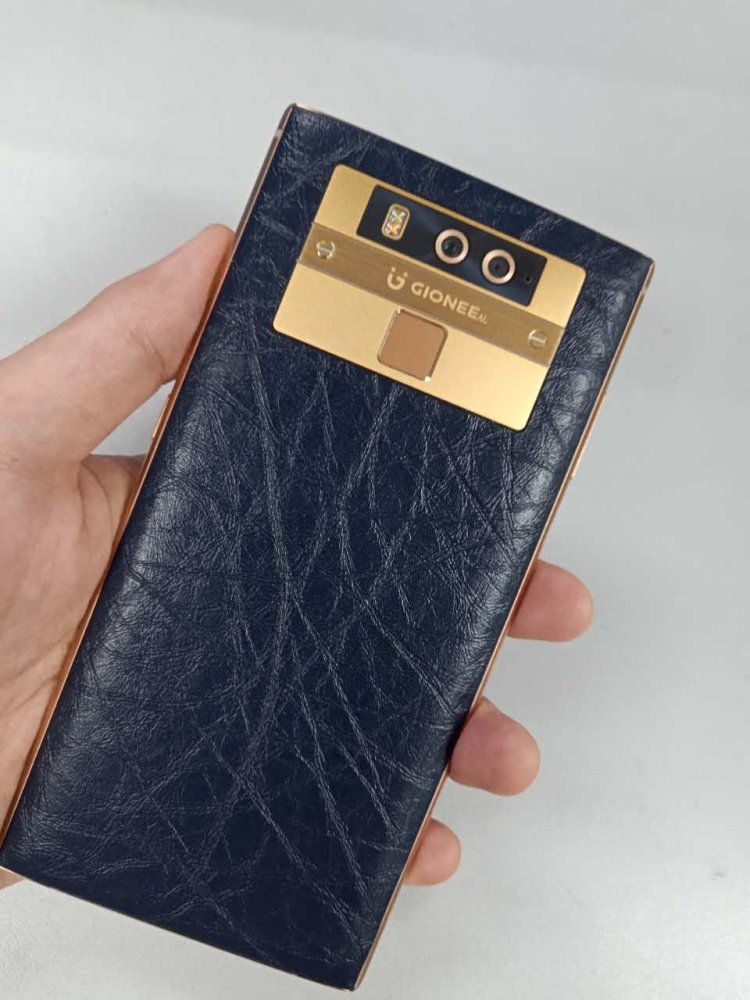 GadgetsFlix's tweet photo. #Gionee #M7Plus launching soon with 6.43inch largest full-screen #Stainlesssteel and leather back with wireless charging https://t.co/XcSLsMxWB9