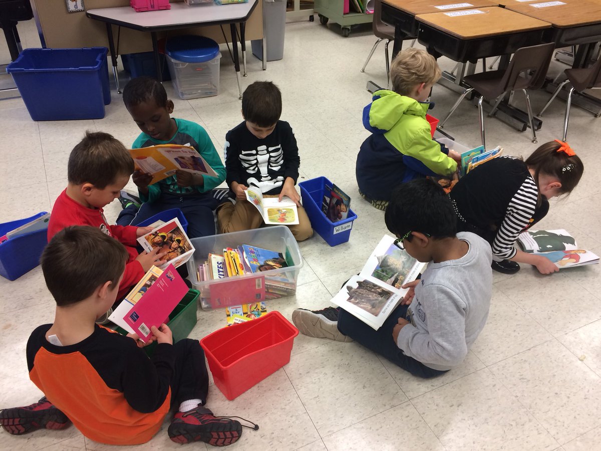 heyerlearning's tweet image. Choosing “just right” books. #GoldilocksRule