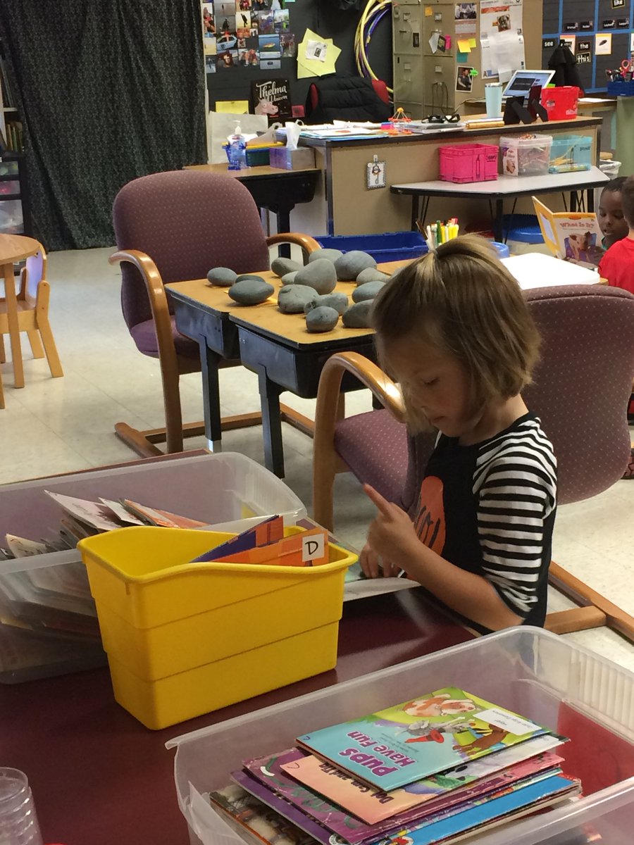 heyerlearning's tweet image. Choosing “just right” books. #GoldilocksRule