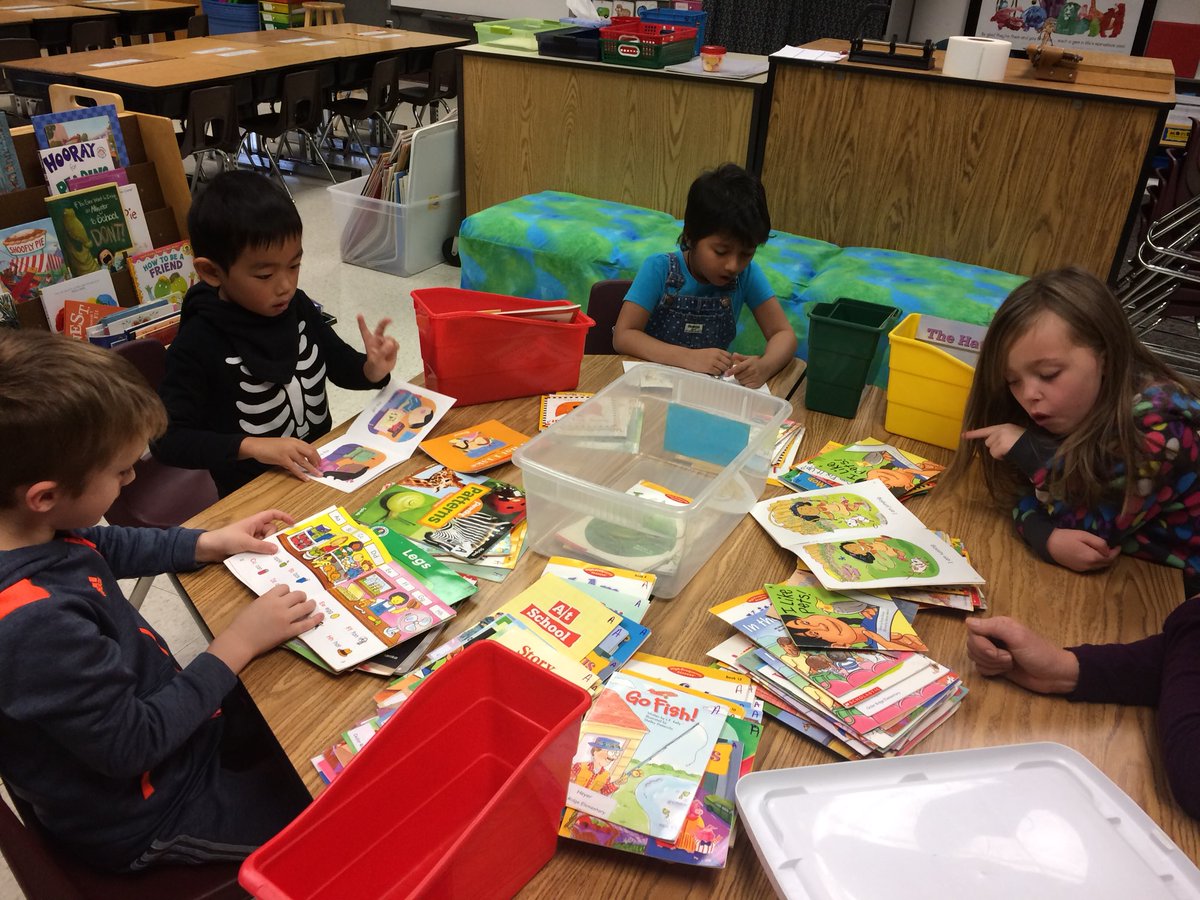 heyerlearning's tweet image. Choosing “just right” books. #GoldilocksRule