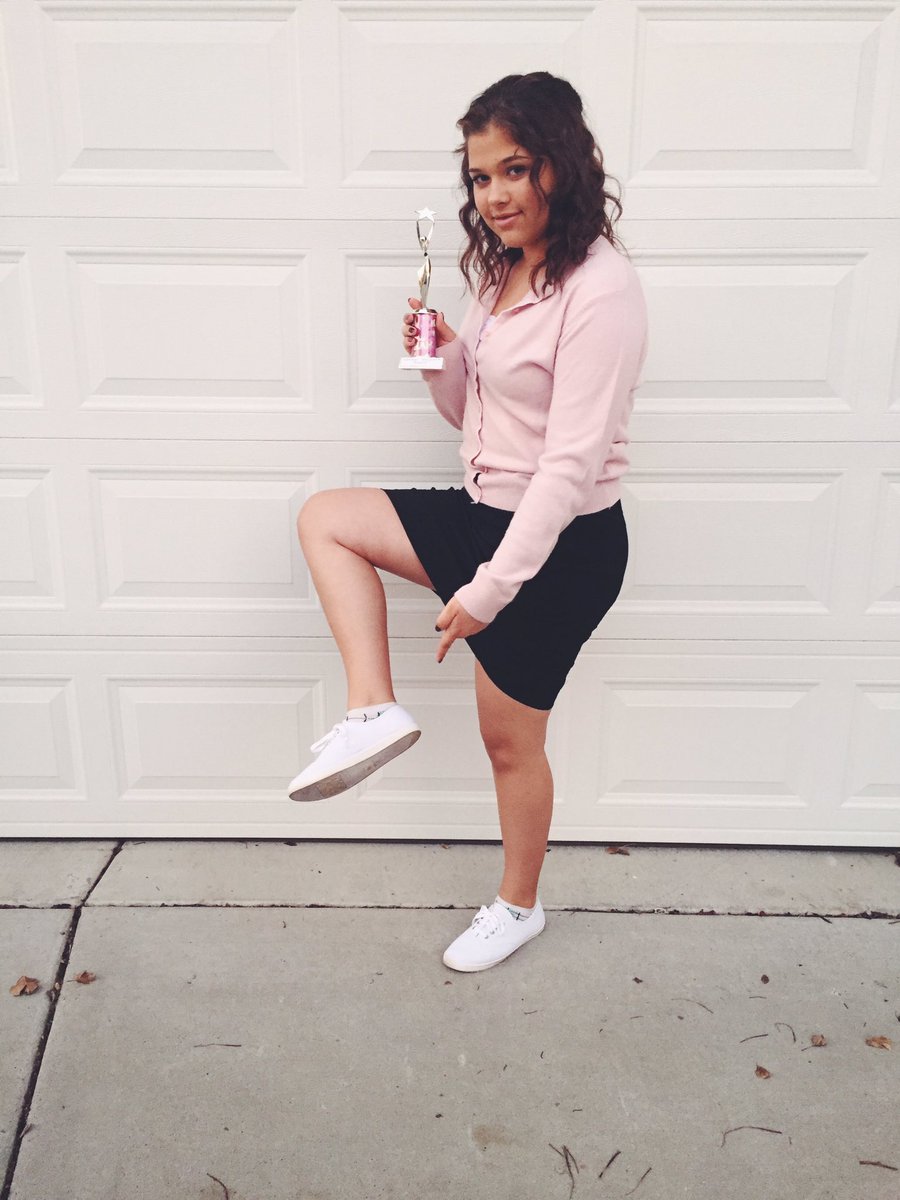 kimberlymancus0's tweet photo. won whitest sneakers award ;) catch me at chilis 😏#pamhalpert https://t.co/Wf6gwDcBAm