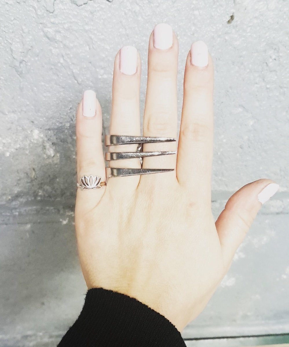 meeshtrz's tweet photo. Don't let that lotus fool you. I'm a bad ass brass knuckle uncle funker. And das da troof. I be funkin uncles left right and center. #justonethough #forkring #youwantsomeofthis @beeshk (IG) I know you want some of this. Xx 😚 https://t.co/Zvu3F47W5u