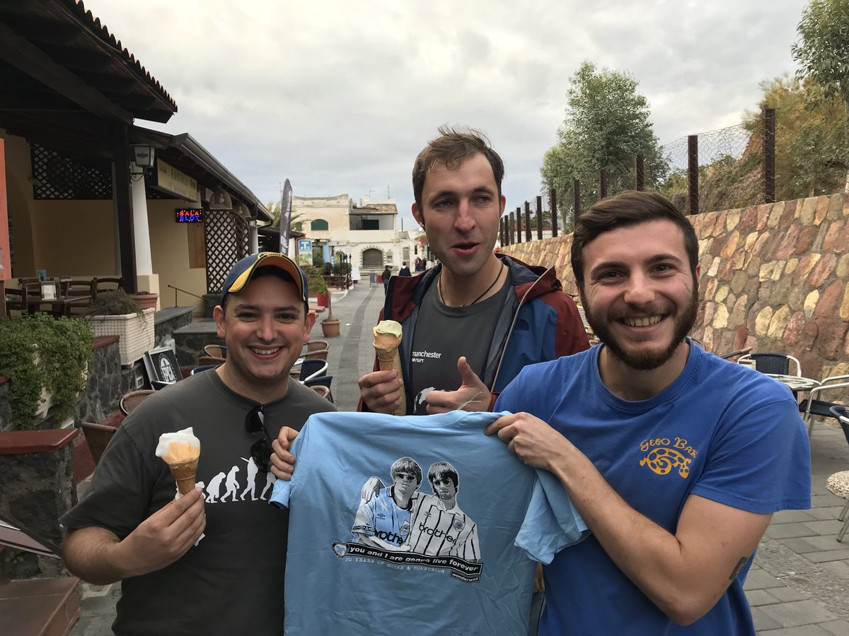 After measurements on #Vulcano we stop at Bar Geco for ice cream and discover the waiter is a big <a href="/ManCity/">Manchester City</a> <a href="/oasis/">Oasis</a> fan