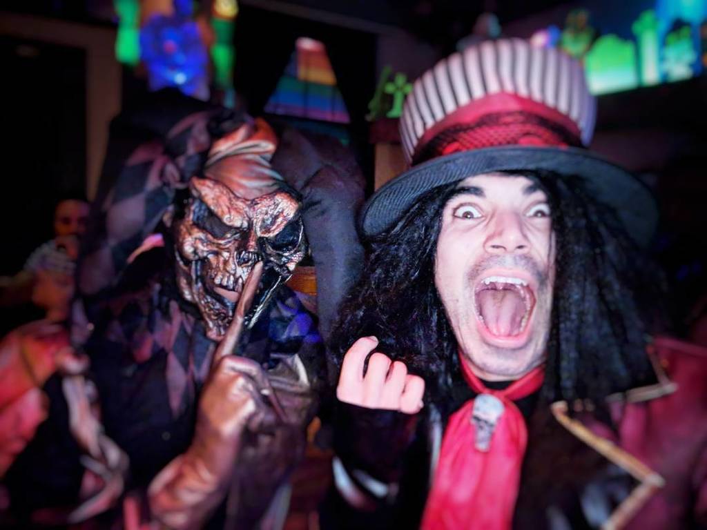 Mister3001's tweet photo. Happy Halloween!! Enjoying this #allhallowseve with the boyfriend. 👹🤡🎃 #paddyshalloween17 #gay #gaysofinstagram #boyfriends #halloween2k17 … https://t.co/6dVYr3cpyY