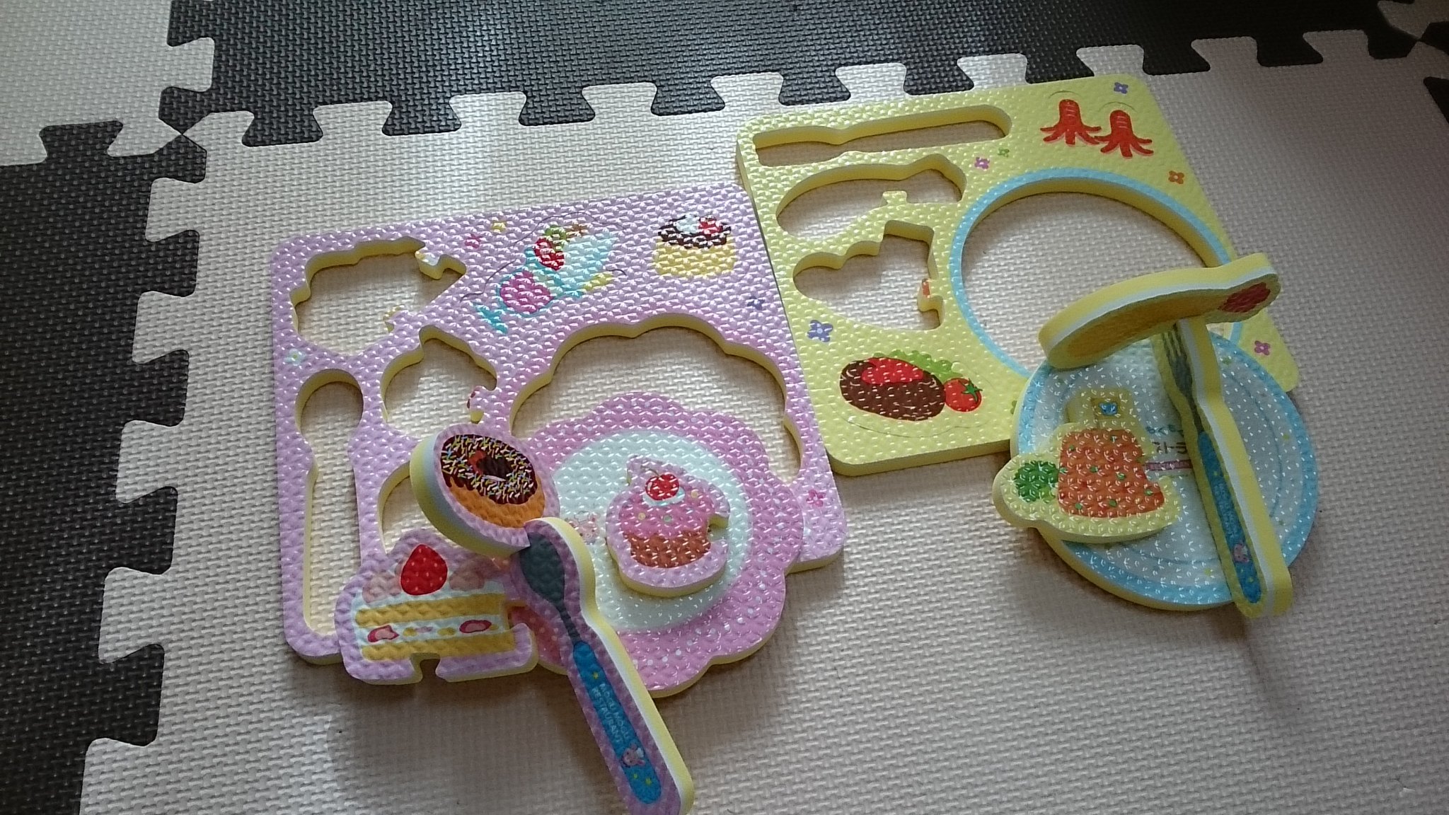 おっきぃ Pa Twitter ダイソーで昨日買ったこのおもちゃ 100円と思えないコスパ おふろおもちゃで水で壁に貼れる おままごと遊びができる パズルとしても遊べる 昨日から娘が夢中 ダイソー 100円ショップおもちゃ ２歳女児